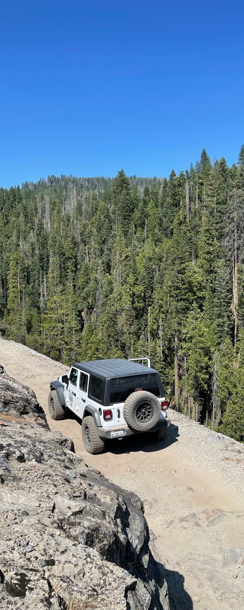 Off-road Jeep tour on cliff edge at Yosemite Adventure Company